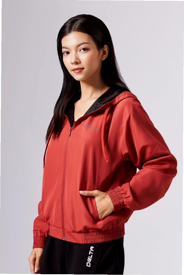 Áo khoác nữ dây kéo khóa zip màu trắng phối cùng quần jogger và giày sneaker trắng